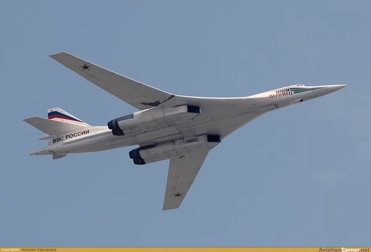 Và ngay cả khi phát hiện được Tu-160 ở khoảng cách xa tới trên 5000 km, Không quân Mỹ chắc rằng cũng không đủ thời gian để tấn công đánh chặn hoặc cho tiêm kích tiếp cận với siêu máy bay ném bom Nga này trước khi nó kịp khai hoả. Nguồn ảnh: Pinterest.