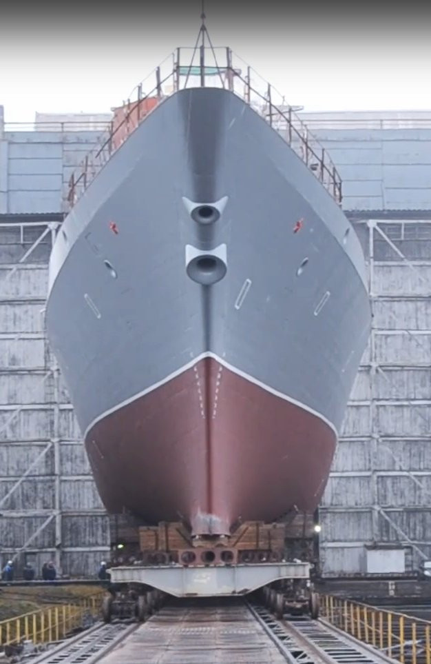 Các hộ vệ hạm Đề án 20380 hay còn mang tên Steregushchiy có độ giãn nước 1800 tấn, tối đa 2200 tấn và dài 104 mét. Tàu có mớn nước tối đa 3,7 mét và được trang bị động cơ đẩy hai trục dẫn động. Nguồn ảnh: BMDP.