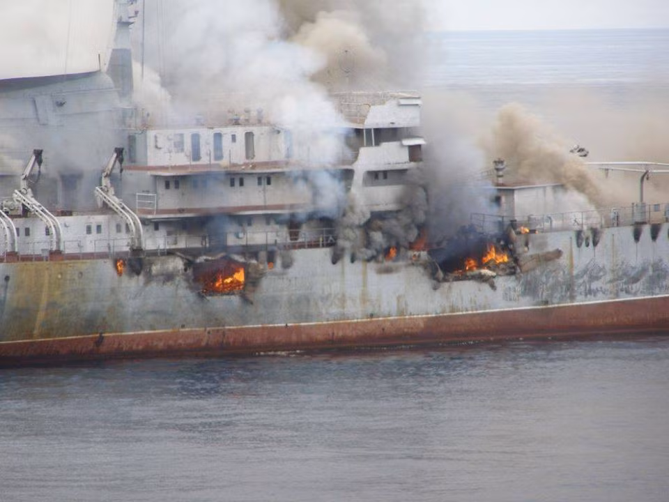 Ấy vậy mà những thiệt hại P-500 Bazalt gây ra cho tàu chở dầu PM-40 cũng không hề nhỏ, nó đã gây ra liên tiếp nhiều vụ nổ trên tàu chở dầu và khiến con tàu này chìm trong biển lửa. Nguồn ảnh: Rumil.