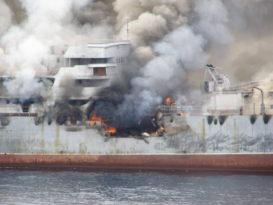 Phía Hải quân Nga cũng muốn xem xét kỹ hơn mục tiêu sau khi chịu công phá bởi tên lửa P-500 Bazalt nên đã chủ ý không lắp ngòi nổ vào quả tên lửa này. Nếu sử dụng P-500 Bazalt kèm ngòi nổ, chắc chắn toàn bộ tàu PM-40 sẽ bị "bổ đôi" và chìm ngay lập tức. Nguồn ảnh: Rumil.