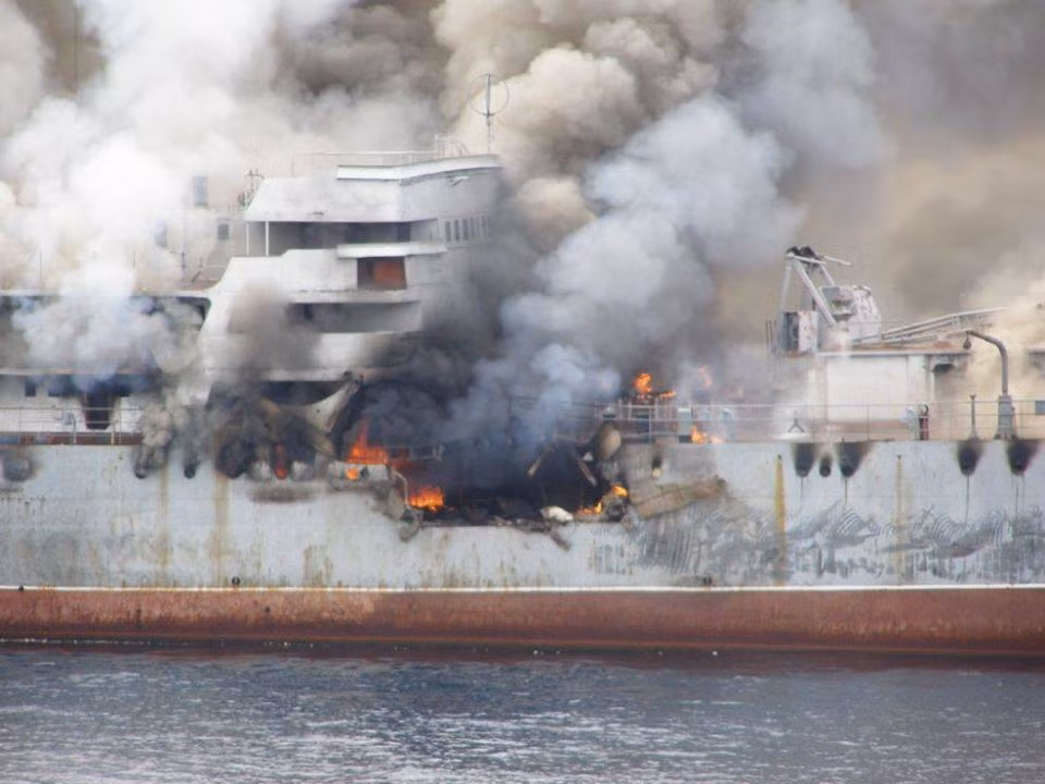 Phía Hải quân Nga cũng muốn xem xét kỹ hơn mục tiêu sau khi chịu công phá bởi tên lửa P-500 Bazalt nên đã chủ ý không lắp ngòi nổ vào quả tên lửa này. Nếu sử dụng P-500 Bazalt kèm ngòi nổ, chắc chắn toàn bộ tàu PM-40 sẽ bị "bổ đôi" và chìm ngay lập tức. Nguồn ảnh: Rumil.