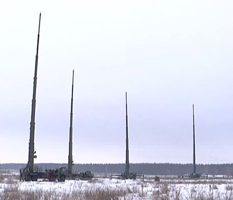 Đây là tổ hợp tác chiến điện tử di động đặt dưới mặt đất được sử dụng với mục đích chính là áp chế các tín hiệu điện tử trên không, bao gồm cả tín hiệu điều khiển máy bay không người lái cũng như tín hiệu radar của đối phương. Nguồn ảnh: Rumil.