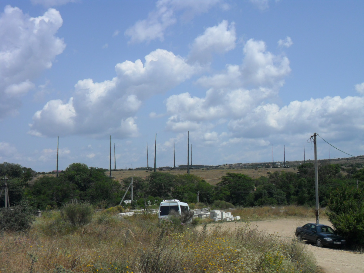 Lấy ví dụ, khi một tên lửa hành trình trên không khi bị phá sóng radar, nó sẽ mất đi khả năng dẫn đường, bay lệch hướng hoặc thậm chí là đổi đường bay liên tục trên không khiến toàn bộ quả tên lửa tự phá huỷ chính mình do hư hỏng các cánh điều hướng. Nguồn ảnh: Rumil.