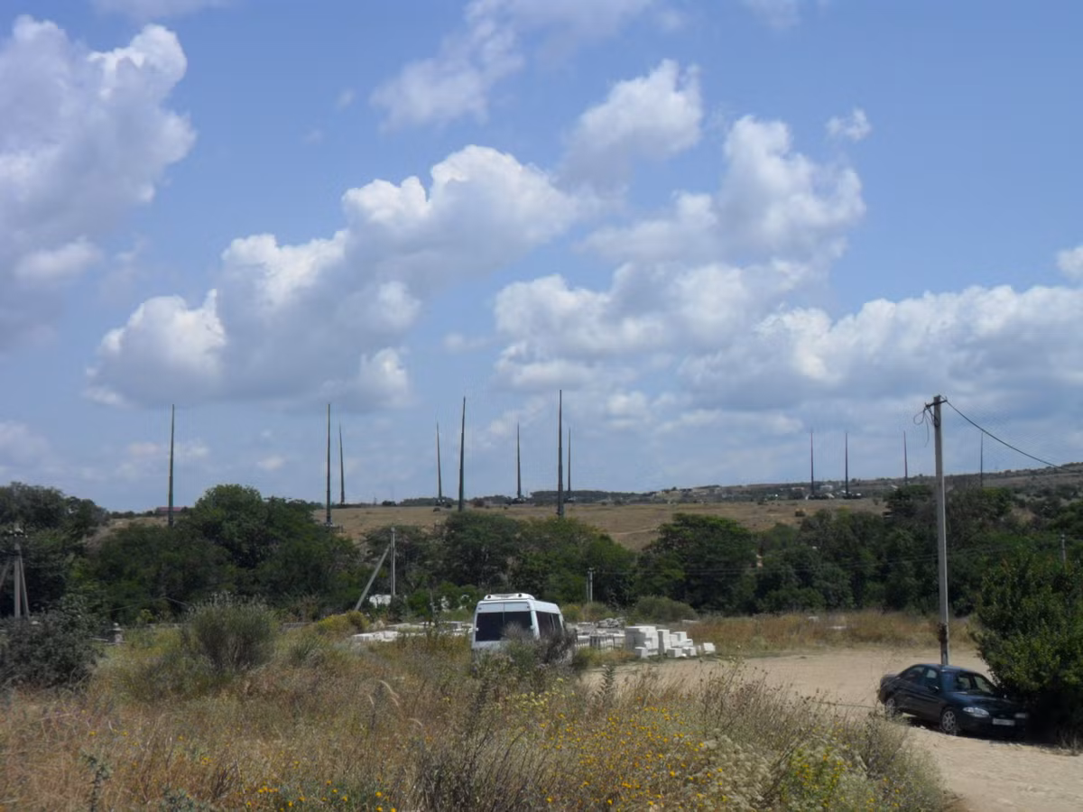 Lấy ví dụ, khi một tên lửa hành trình trên không khi bị phá sóng radar, nó sẽ mất đi khả năng dẫn đường, bay lệch hướng hoặc thậm chí là đổi đường bay liên tục trên không khiến toàn bộ quả tên lửa tự phá huỷ chính mình do hư hỏng các cánh điều hướng. Nguồn ảnh: Rumil.