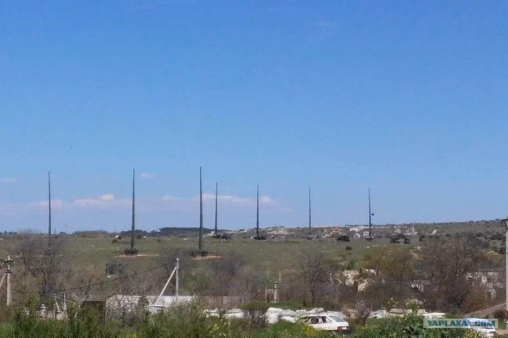 Theo lý thuyết, các tổ hợp Krasukha-2 sẽ được triển khai để bảo vệ các mục tiêu có giá trị cao, tránh được việc bị đối phương "phản pháo" hay tấn công phủ đầu bằng tên lửa. Nguồn ảnh: Rumil.