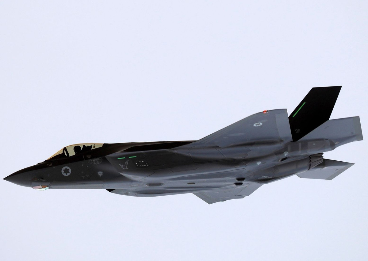 Khác với các phiên bản F-35 khác do Mỹ sản xuất, phiên bản tiêm kích F-35I Adir hay còn có tên gọi là F-35I là phiên bản được Israel sử dụng phần mềm điều khiển riêng biệt. Nguồn ảnh: Scrable.
