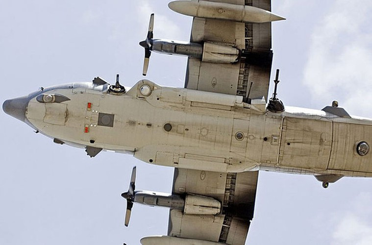 Các máy bay tấn công mặt đất thông thường chỉ có thể tấn công từ một hướng nhất định do vũ khí được bố trí hướng về phía trước. AC-130 có vũ khí gắn bên hông nên nó có thể duy trì hỏa lực trong một thời gian dài từ nhiều góc độ khác nhau