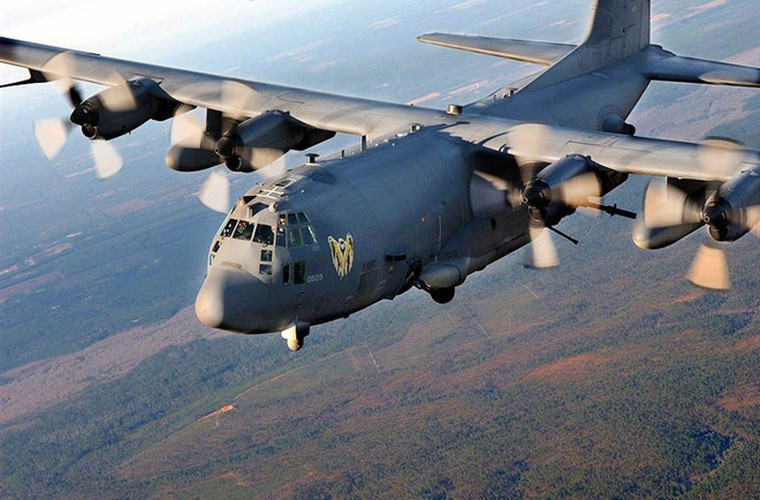 Điểm đáng sợ của AC-130 là có nó thể bay vòng tròn xung quanh mục tiêu và nhả đạn
