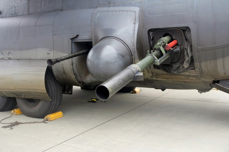 AC-130 có phi hành đoàn 13 người bao gồm: phi công, pháo thủ vận hành các loại pháo