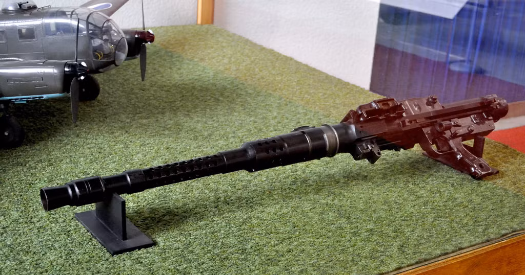 Thông thường, các quốc gia trên thế giới sẽ sử dụng cỡ đạn 12,7mm hoặc 14,5mm cho hoả lực súng máy hạng nhẹ trên máy bay chiến đấu, tuy nhiên hoả lực 13mm lại rất ít quốc gia sử dụng, chỉ xuất hiện ở Đức, Italia và Nhật Bản. Nguồn ảnh: TA.