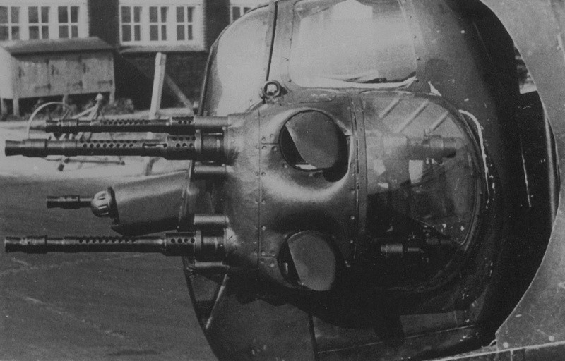 Một trong những nhược điểm lớn nhất của cỡ đạn 13mm khiến nó gần như bị xoá sổ sau này đó là cỡ đạn này yêu cầu một dây chuyền sản xuất riêng biệt, rất khó cung ứng trong điều kiện khó khăn cuối chiến tranh khi mà các nhà máy của Đức bị Đồng minh ném bom huỷ diệt. Nguồn ảnh: TA.