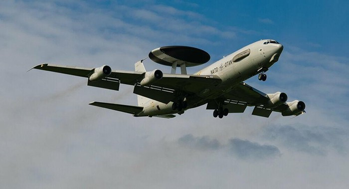 Ngoài hành động chế áp phòng không, không quân Mỹ còn điều động máy bay ném bom chiến lược B-52 tới khu vực và thực hành những bài không kích gần bán đảo Crimea, bờ biển phía Nam nước Nga và có thể cả các căn cứ quân sự của Nga.