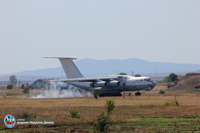 Bộ Quốc phòng (MoD) Bulgaria cho biết trong một thông cáo báo chí ngày 23/9 rằng cặp Su-25 - 1 chiếc một chỗ ngồi và 1 chiếc hai chỗ ngồi, đã được vận chuyển ở trạng thái tháo rời đến căn cứ không quân Bezmer ở phía Đông Nam đất nước vào ngày 21 - 22/9.