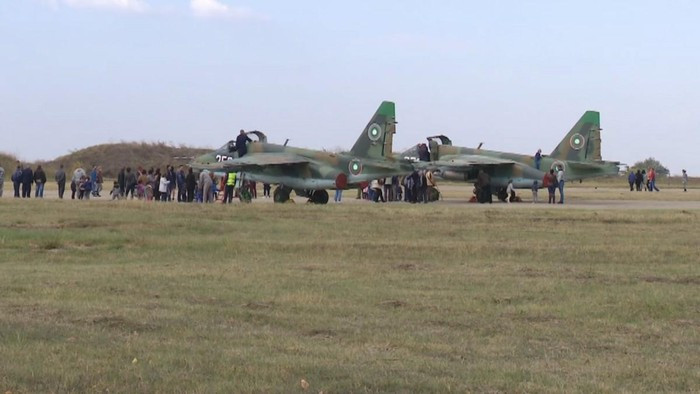 “Bulgaria lo lắng về sự trở lại của những chiếc Su-25 từ Belarus, vì ông Lukashenko gần đây cho biết về khả năng đóng cửa biên giới do các cuộc biểu tình đang diễn ra. Theo một số nguồn tin, Minsk đã triển khai các đơn vị lục quân dọc biên giới với Latvia, Litva, Ba Lan và Ukraine".