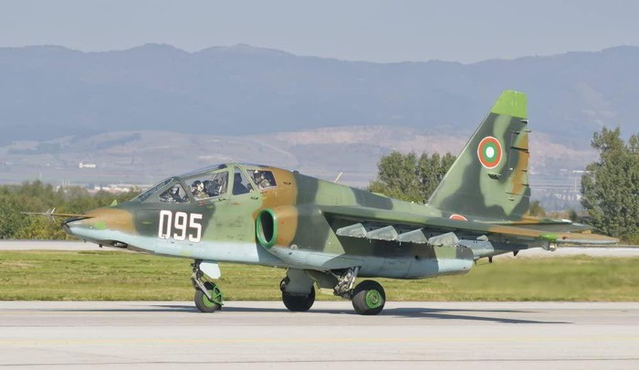 Chúng ta đang nói về cường kích Su-25 của không quân Bulgaria, quốc gia thành viên NATO này đã rất kém may mắn khi đưa 8 chiến đấu cơ tới Belarus để sửa chữa, chiếm hơn một nửa tổng số máy bay tấn công của họ, và rõ ràng điều này có thể gây tổn thất rất lớn.