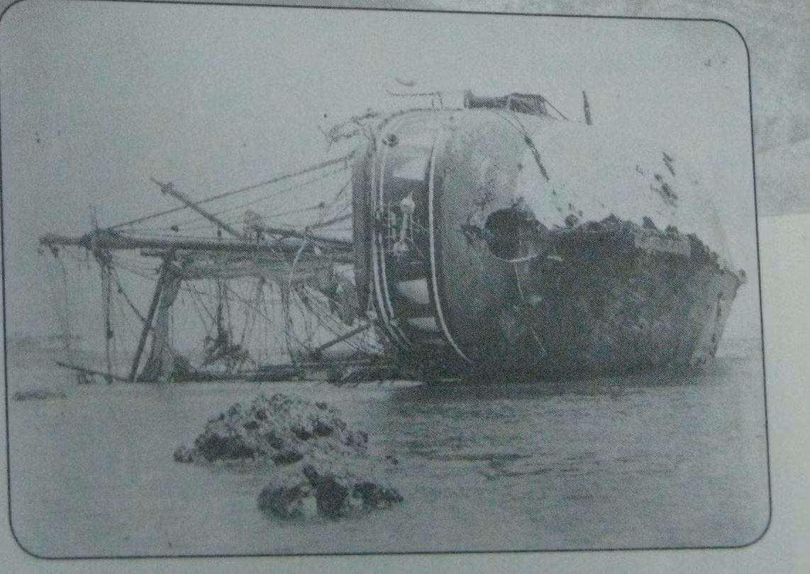 Con tàu Adler của Đức bị bão thổi lên bờ và lật nghiêng. Ảnh chụp từ sách của Beyer.