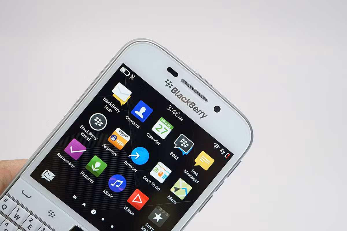 Về thiết kế, Blackberry Classic màu trắng không có sự thay đổi lớn trong hình dáng, vẫn là theo lối truyền thống với một màn hình cỡ vừa đi cùng cụm bàn phím Qwerty.