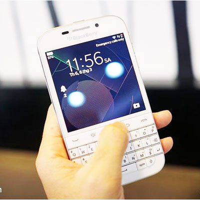 Cụm phím Qwerty 5 hàng và điểm nhấn là phím trackpad