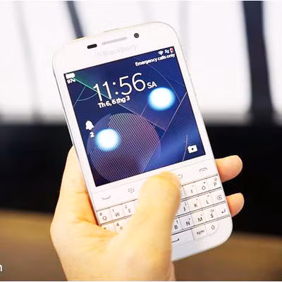 Cụm phím Qwerty 5 hàng và điểm nhấn là phím trackpad