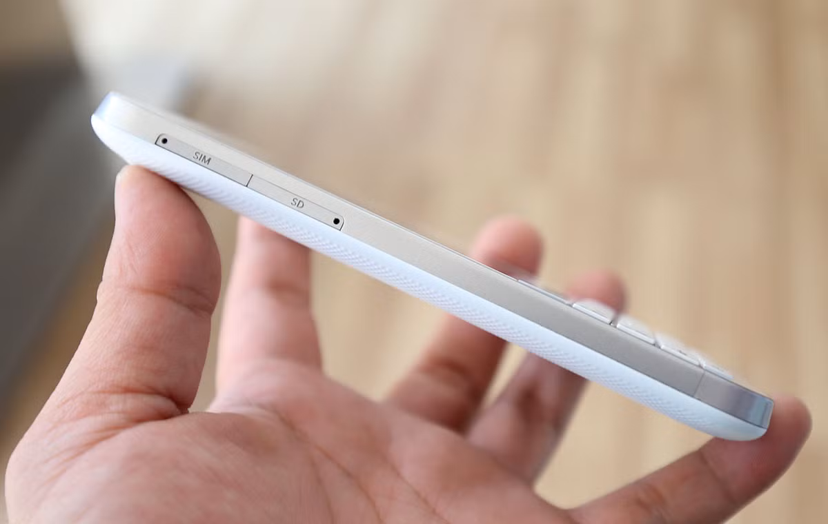 Máy có độ dày vừa phải, hai khay SIM và thẻ microSD đều ở bên cạnh trái.