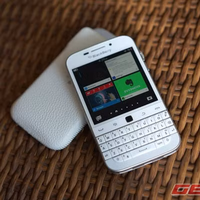 So với bản màu đen, các chi tiết kim loại như logo chùm dâu, các phím bấm… trên bản này trông nổi bật hơn.