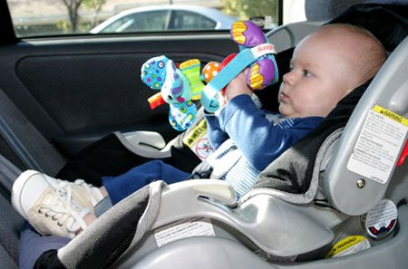 Có thể mang cho con một vài món đồ chơi ưa thích để bé chơi và quên sự chú ý vào tình trạng say xe.