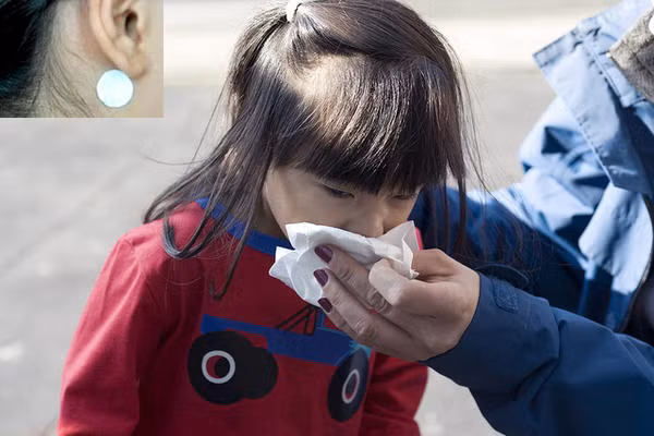 Hãy đảm bảo là có gió và không khí trong lành trong xe cho bé. Nên mở cửa ra một chút nếu đường đi không quá bụi và trời không quá nóng.