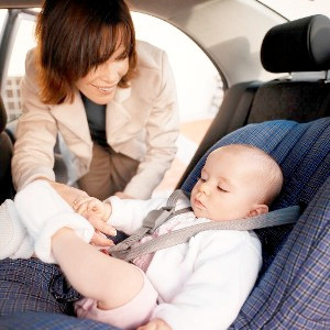 Cắt một lát gừng tươi cầm trên tay. Lúc ngồi trên xe ô tô, đặt ở dưới lỗ mũi để cho mùi vị hăng, cay bay vào trong mũi. Cũng có thể cắt một miếng gừng dán vào rốn, lấy băng bông dính lại là được.