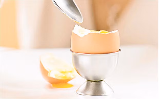 Những người sắp làm mẹ nên ăn điều độ trứng gà để giảm lượng cholesterol trong máu, tăng cường khả năng ghi nhớ ở trẻ sau này. Một số nghiên cứu khoa học còn cho biết, ăn trứng gà đầy đủ khi mang thai giúp thai nhi có làn da trắng hồng.