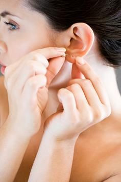 Tháo bớt nhẫn đeo trên tay, và đồ trang sức trên người vì chúng có thể gây ra cảm giác vướng víu tăng thêm sự bức bối cho bạn ngày hè.