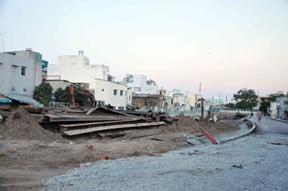 Trên bờ, việc chỉnh trang tuyến đường dọc 2 bờ kênh vẫn chưa hoàn thành.