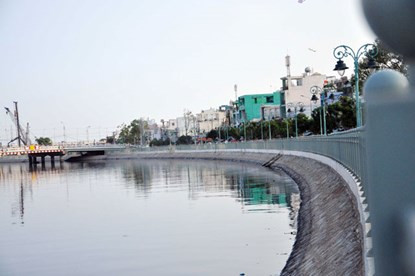 Việc đưa vào sử dụng kênh Tân Hóa – Lò Gốm sẽ giúp giảm thiểu tình trạng ô nhiễm môi trường, ùn tắc giao thông… Tuy nhiên, nhiều người dân băn khoăn khi nhiều hạng mục cải tạo kênh vẫn chưa hoàn thành, đất đá, rác, xà bần vẫn còn đầy trên kênh.