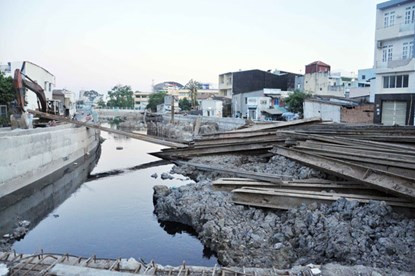 Con kênh vẫn còn khá bừa bộn.