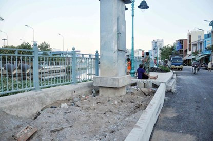 Sau khi khánh thành, dưới bờ kênh vẫn ngổn ngang vật liệu.