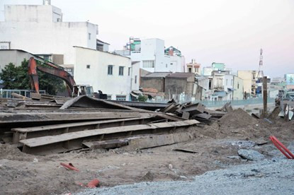 Sau ngày khánh thành (5.4), nhiều người dân sống dọc kênh băn khoăn khi nhiều hạng mục cải tạo kênh vẫn chưa hoàn thành, đất đá, rác, xà bần vẫn còn đây trên kênh.