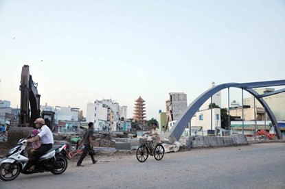 Theo người dân sống tại đây, với khối lượng công việc còn lại, phải khoảng 1 tháng nữa con kênh mới thực sự hồi sinh.