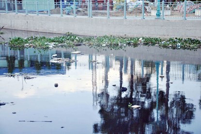 Rác, đất, xà bần, lục bình đầy dưới lòng kênh vừa “hồi sinh”.