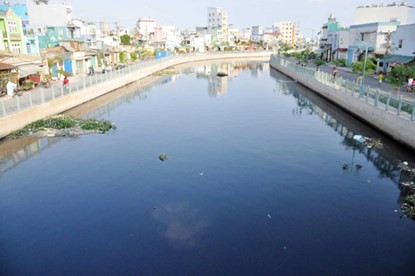 Ngoài lắp đặt cống, xây dựng đường, dự án cũng mở rộng những đoạn kênh đã bị thu hẹp, nạo vét bùn, rác, khai thông luồng lạch, xây dựng thêm 10 cây cầu mới, kết hợp với chỉnh trang bốn khu cảnh quan ven kênh.