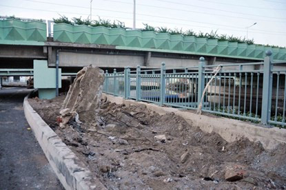 Ngoài ra, dọc con kênh đang “hồi sinh” này còn có những hình ảnh khó coi khi người dân phơi quần áo ngay dọc bờ kênh, người đi xe máy vô tư chạy xe lên các cầu vượt đi bộ.