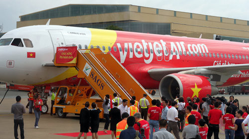 Nu khach tat nhan vien VietJet Air bi phat 7,5 trieu dong