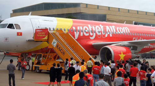 Nu khach tat nhan vien VietJet Air bi phat 7,5 trieu dong