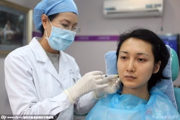 Ngày 14/8/2014, trong buổi họp báo được tổ chức tại Quảng Châu, Lưu Đình chia sẻ thần tượng của mình là người đẹp chuyển giới Hàn Quốc Harisu. Tháng 10/2014, chàng thanh niên 28 tuổi tiến hành ca phẫu thuật đầu tiên kéo dài hơn 5 tiếng đồng hồ. "Cảm giác không thể thở được, tôi thật sự đau đớn", người mẫu chuyển giới chia sẻ.