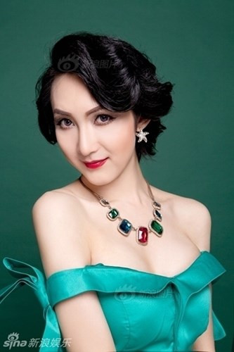 Trong bộ ảnh mới công bố, Lưu Đình khiến nhiều người ngạc nhiên vì vẻ ngoài xinh đẹp. Chân dài này cho biết, cô cảm thấy cuộc sống như chỉ mới vừa bắt đầu.