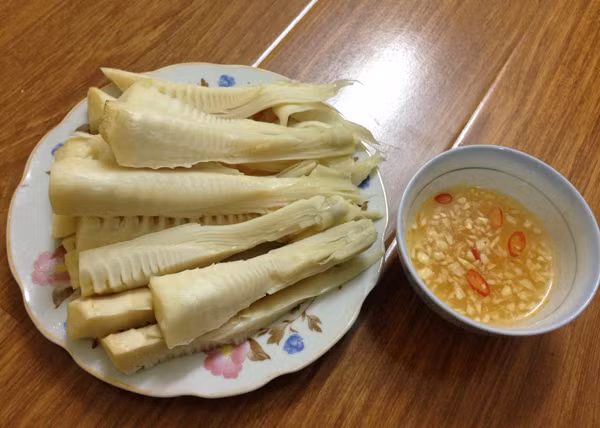 Món đơn giản nhất mà bạn có thể làm từ măng là luộc. Dù cực kỳ đơn giản nhưng măng tươi luộc chấm mắm tôm hoặc mắm tỏi ớt là món ăn khoái khẩu của nhiều người. Ảnh:Phunutoday