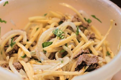  Món nộm măng thịt bò. Món này thường làm bằng măng sặt. Măng và thịt bọn thái sợi, măng cần chần 2 lần qua nước nóng trước khi làm nộm. Măng ăn ngọt chứ không hề đắng. Ảnh:Vietgiaitri
