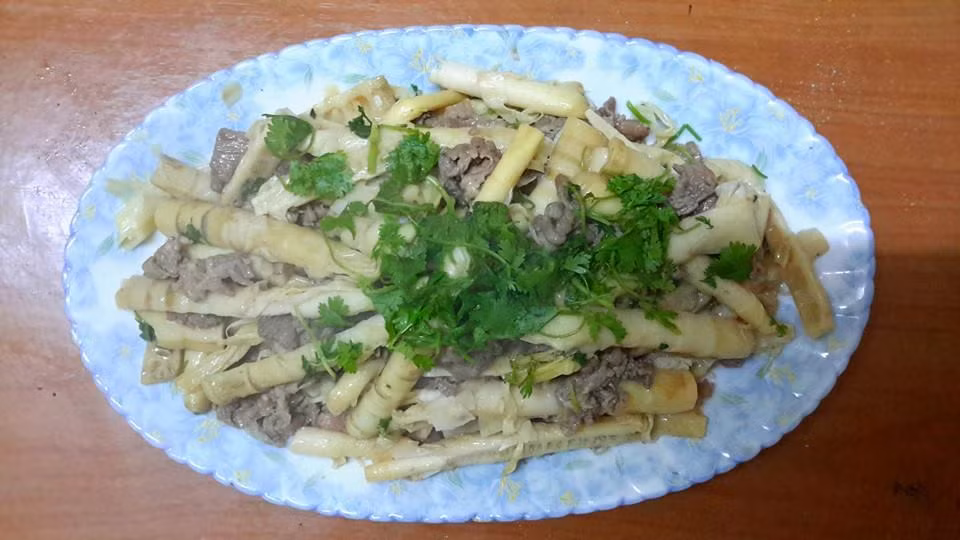 Măng sặt xào thịt bò.