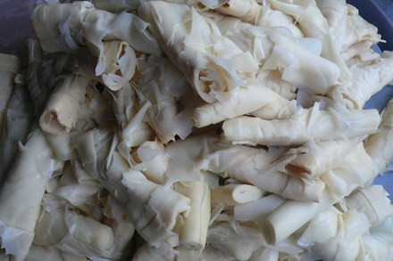 Măng tươi muối chua. Sau khi măng được muối chua, bạn vẫn có thể nấu canh, xào đều rất ngon và có hương vị cực kỳ hấp dẫn. Ảnh: NLĐ