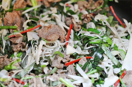 Măng tươi xào lá lốt. Đây là món ăn truyền thống từ măng của người miền núi, có hương vị khá lạ nhưng rất ngon. Ảnh:Tintuconline