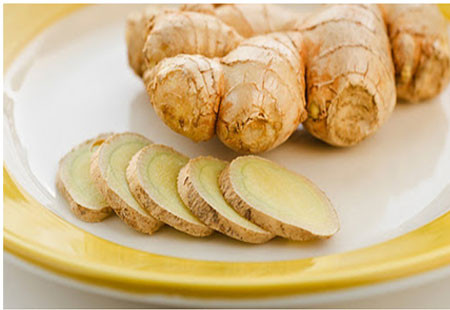 Gừng có thể phù hợp và tương tác với một số loại thuốc. Tuy nhiên có một số trường hợp ngoại lệ nên khi đã uống thuốc, nếu muốn dùng gừng nên tham khảo ý kiến bác sỹ. Tốt nhất là không nên kết hợp gừng với các loại thuốc giảm huyết áp, thuốc kích thích hoạt động của cơ tim và chống loạn nhịp tim.