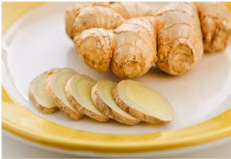 Gừng có thể phù hợp và tương tác với một số loại thuốc. Tuy nhiên có một số trường hợp ngoại lệ nên khi đã uống thuốc, nếu muốn dùng gừng nên tham khảo ý kiến bác sỹ. Tốt nhất là không nên kết hợp gừng với các loại thuốc giảm huyết áp, thuốc kích thích hoạt động của cơ tim và chống loạn nhịp tim.